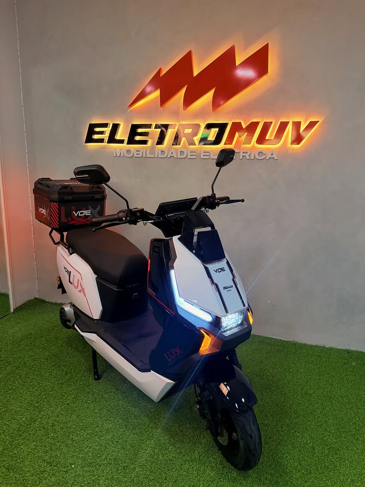 Scooter elétrica VOE 1000w branca e azul