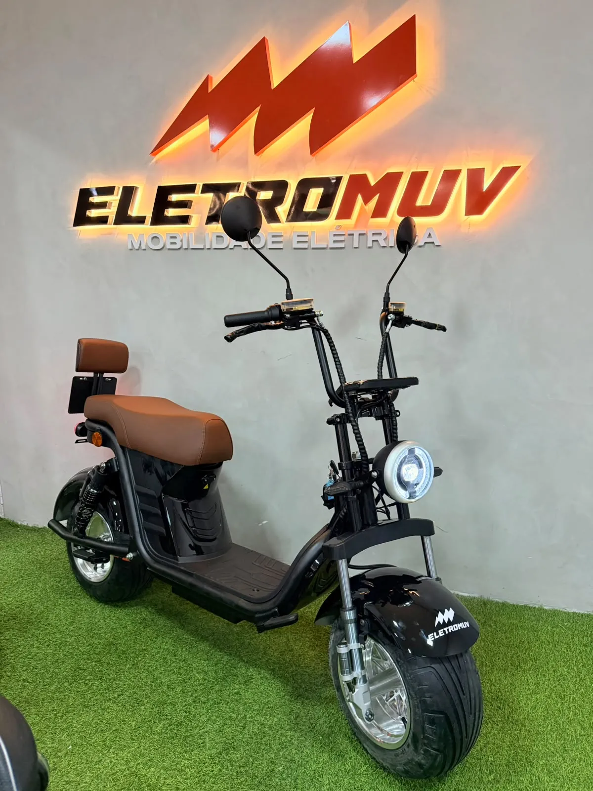 Scooter elétrica X15 preta com banco marrom