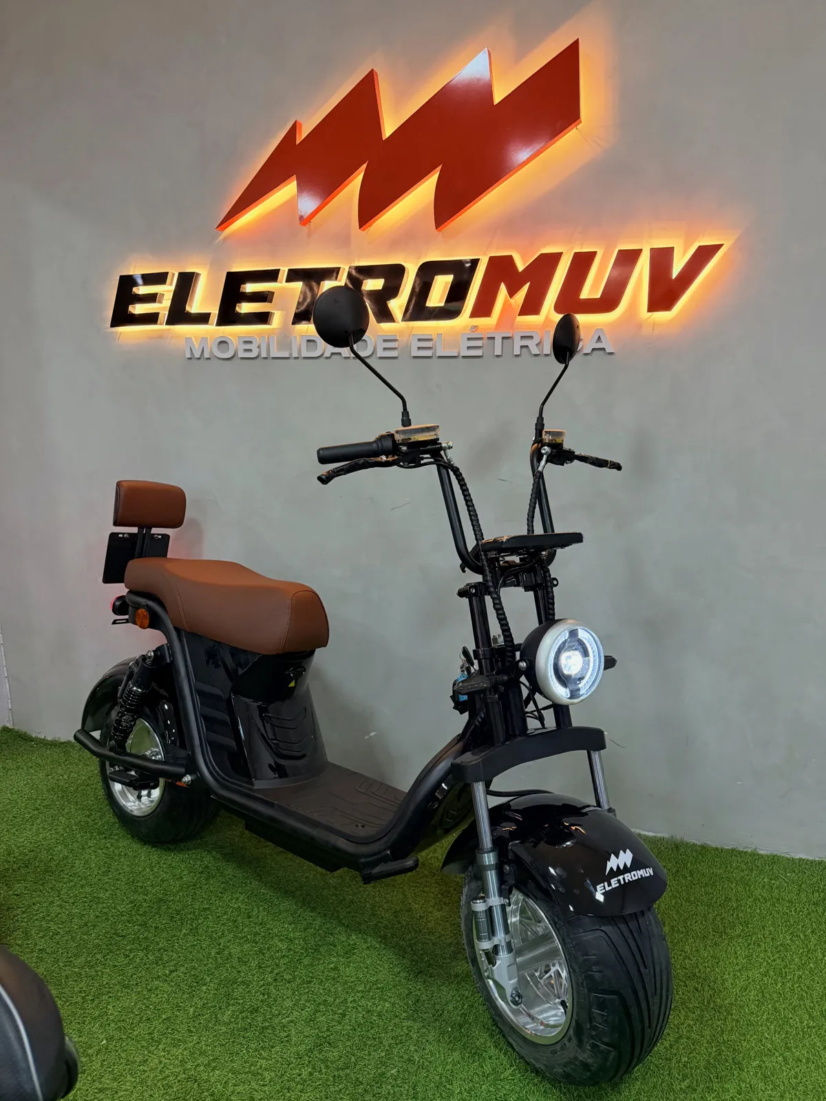 Scooter elétrica X15 preta com banco marrom em destaque
