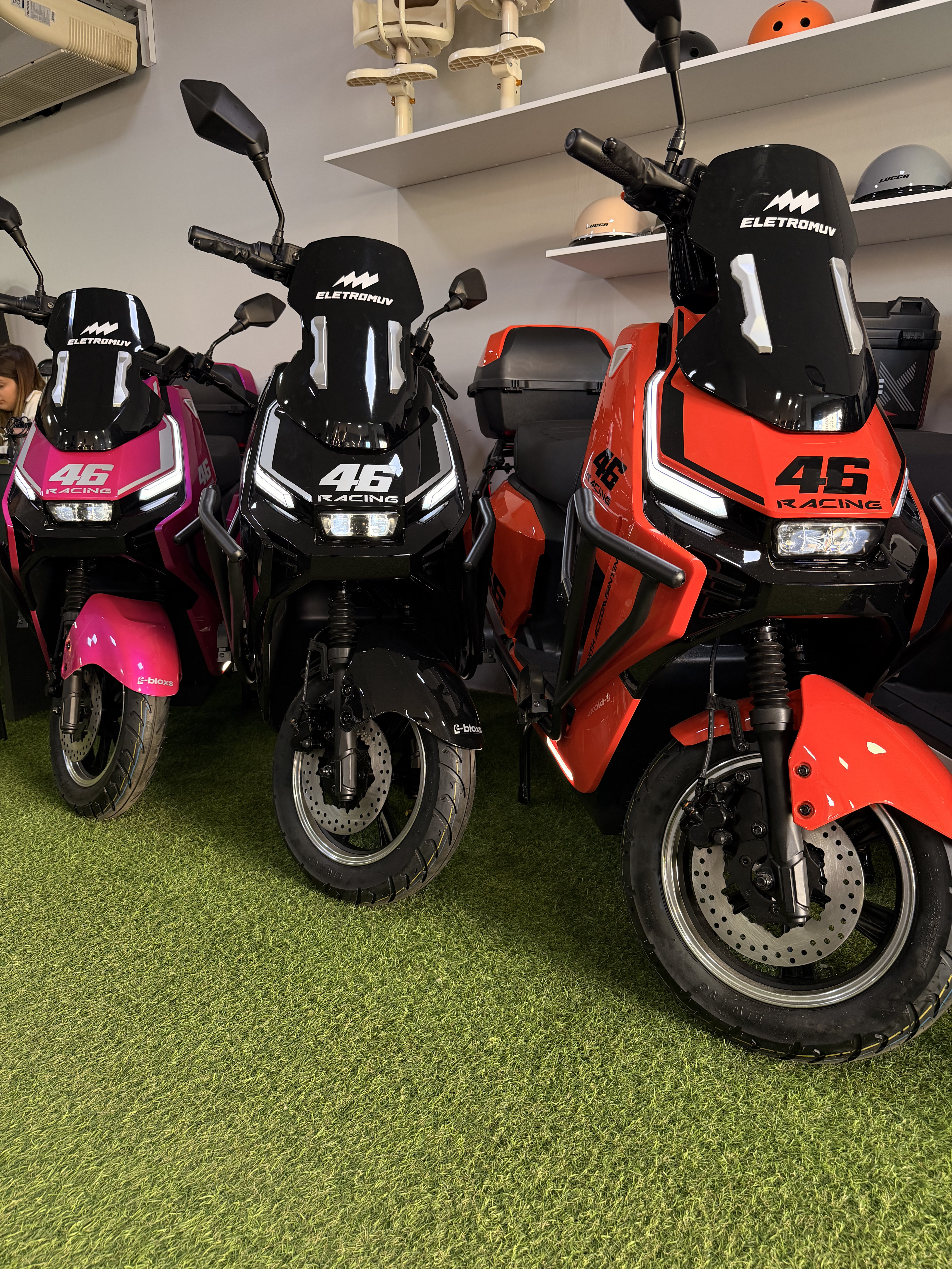 Scooters rosa, preta e laranja na Eletromuv