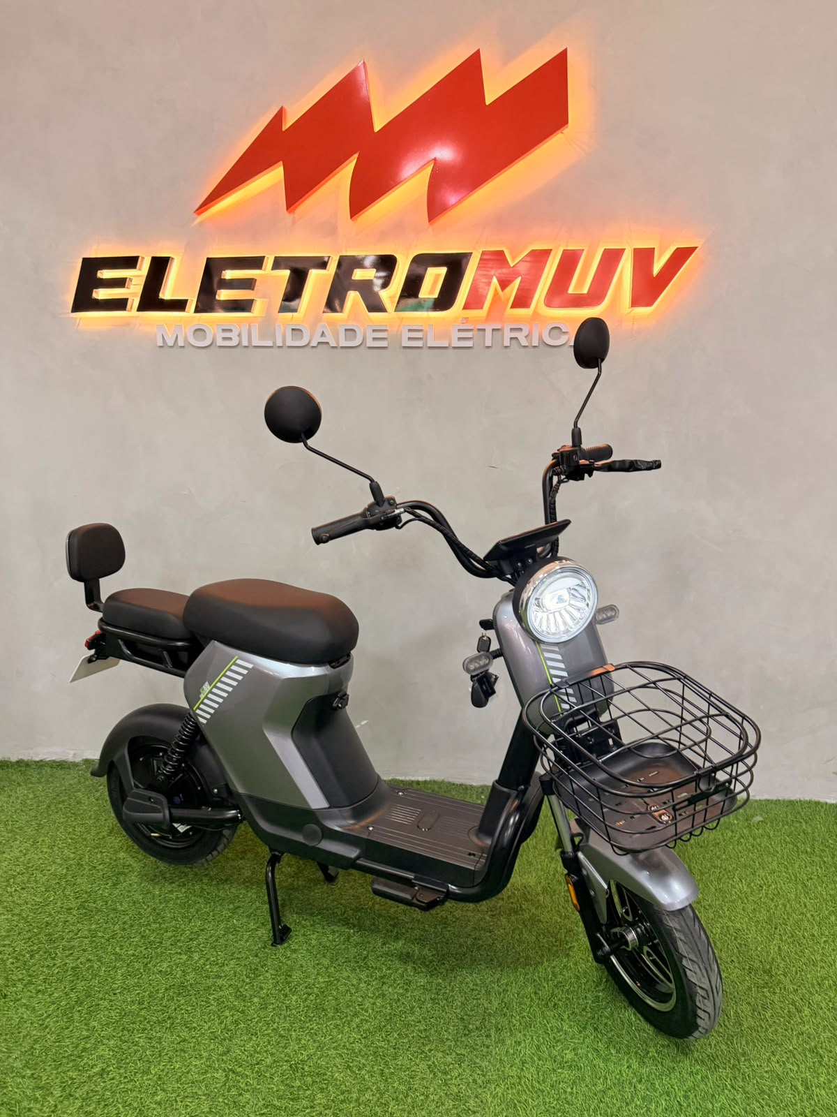 Scooter elétrica Nixx cinza com cestinha