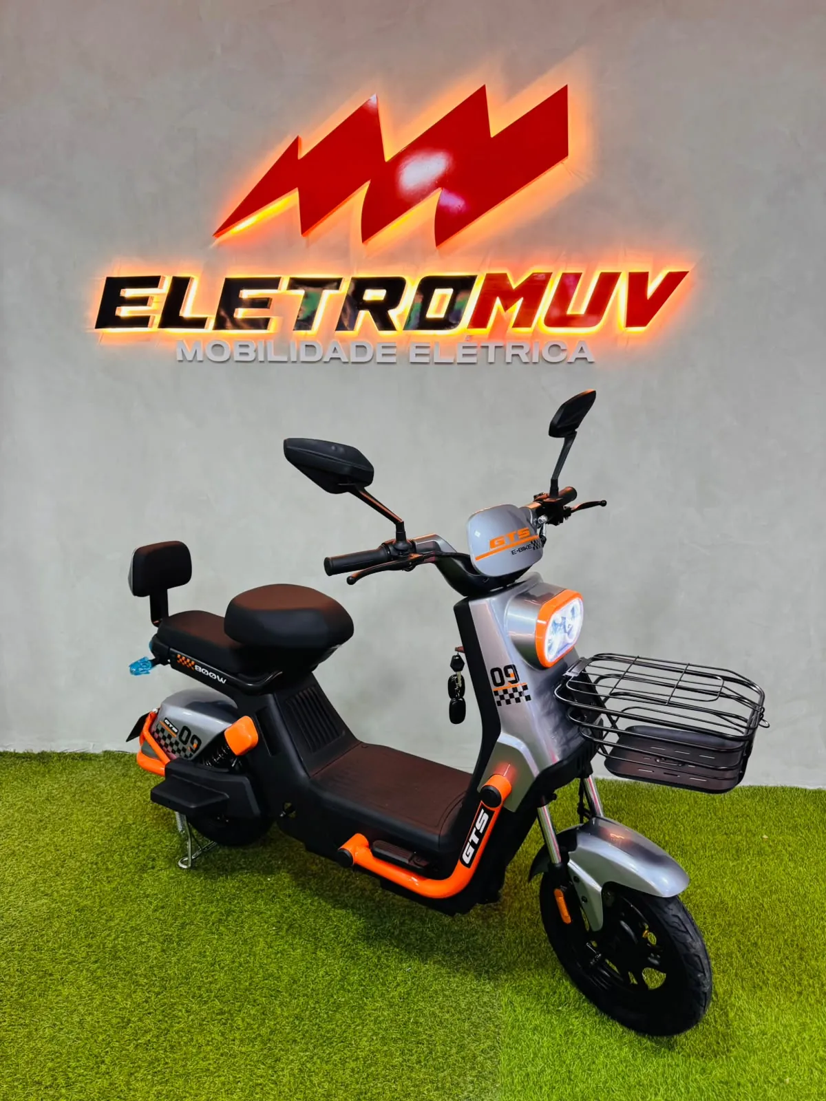 Scooter elétrica GTS Robô cinza e laranja com cestinha